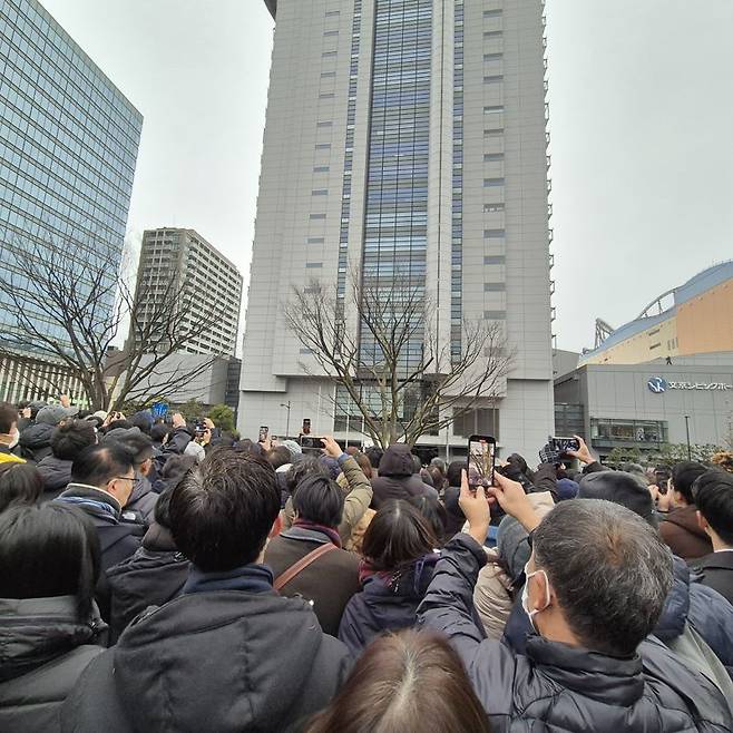 지난 7일 도쿄도 분쿄구 가스 이소가와 공원에서 다카이치 사나에 일본 총리가 선거 유세 연설을 하고 있는 모습을 시민들이 핸드폰 카메라로 찍고 있다. 사진=서혜진 도쿄특파원