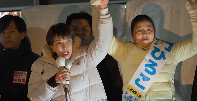 다카이치 사나에 일본 총리가 지난 7일 도쿄도 스기나미구 아사가야역 남쪽 출구에서 진행된 유세 현장에서 이 지역구에서 출마하는 자민당 소속 가도 히로코 중의원 후보의 손을 치켜들며 지지를 호소하고 있다. 사진=자민당 홈페이지 동영상 갈무리