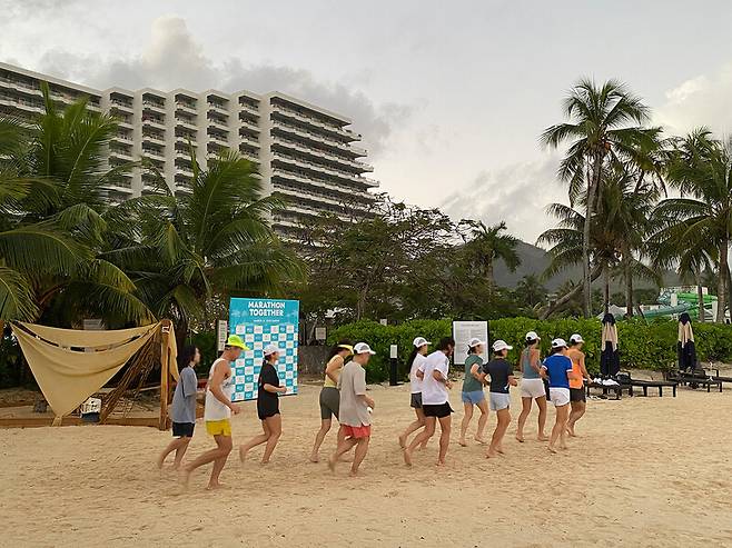 사이판에서 열리는 마라톤 대회 참가를 위해 운동하고 있는 여행객들. 켄싱턴호텔 사이판 제공