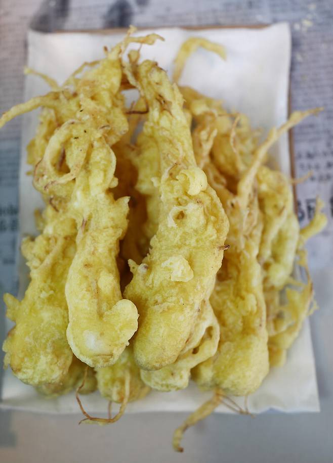 마이산 남부주차장에서 마이산 방향으로 가다 보면 음식점 골목을 만난다. 인삼튀김 파는 집도 있다. 전북 진안은 국내 대표 인삼 생산지다. 박미향 기자