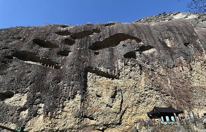 탑사 인근 바위와 마이산 봉우리에서 볼 수 있는 타포니(tafone·tafoni) 지형. 박미향 기자