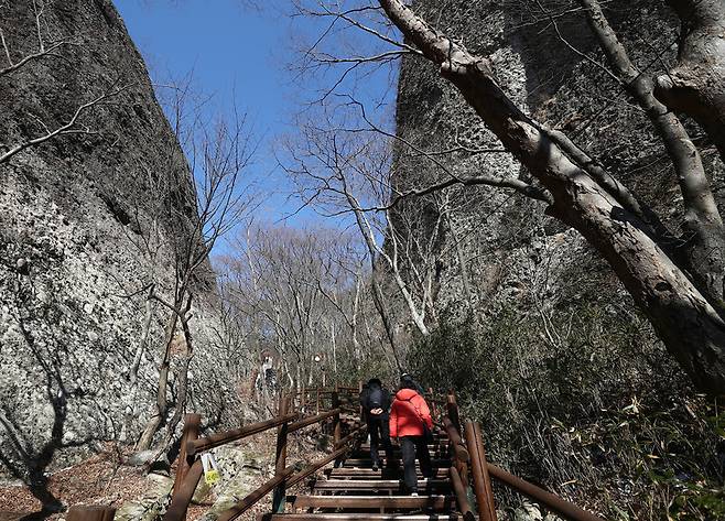 은주사 불당 옆 암마이봉과 수마이봉 사이에 난 나무 테크 길을 오르는 관광객들. 박미향 기자