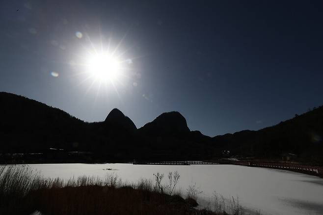 마이산 북부주차장 인근 ‘사양제 수변공원’ 풍경. 전날 온 눈이 호수를 덮었다. 마이산 두 봉우리가 한눈에 다 들어온다. 박미향 기자