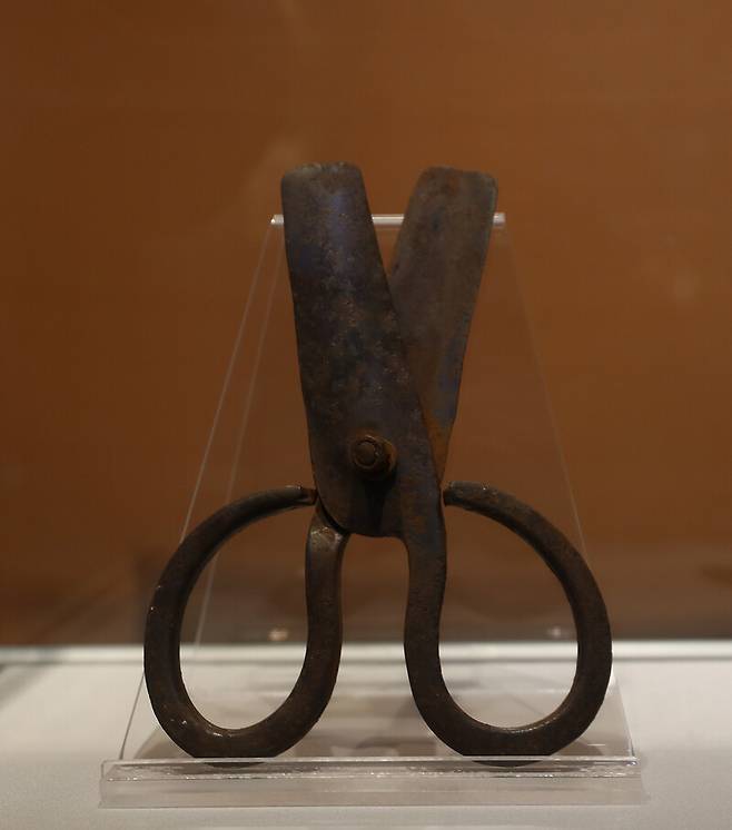 가위박물관에 전시된 우리나라 엿장수 가위. 박미향 기자