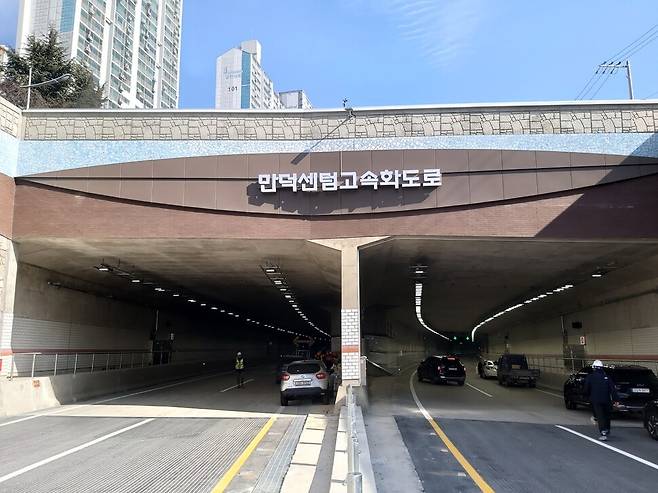부산 만덕센텀고속화도로 만덕→센텀 방향 들머리. 김광수 선임기자