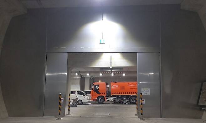 부산 만덕센텀고속화도로 중앙에 있는 철문을 열면 대형차가 반대편 차로 순방향에 진입할 수 있다. 김광수 선임기자