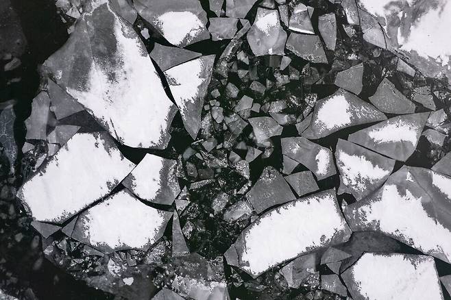 기록적인 장기 한파가 이어진 2026년 1월, 서울 광진교 상공에서 바라본 한강이 거대한 퍼즐 조각처럼 날카로운 얼음으로 조각조각 갈라져 있다. 119수난구조대원들이 시민의 안전을 위해 쉼 없이 얼음을 깨뜨리며 길을 낸 흔적이다.