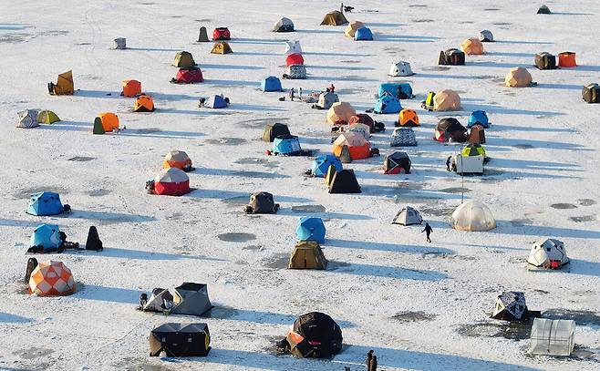 연일 강추위가 이어지는 1월25일 ‘빙박 명소’로 알려진 강원도 춘천시 사북면 지촌리 인근 얼어붙은 북한강 위로 캠핑을 즐기는 시민들의 텐트가 모여 있다. 연합뉴스
