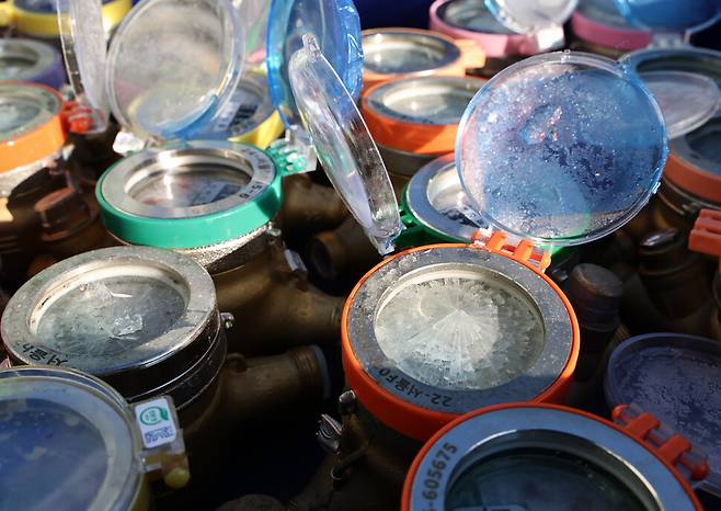 1월22일 서울 강북구 미아가압장에 동파된 수도계량기가 놓여 있다. 연합뉴스