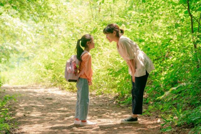 최희서가 왓챠 오리지널 숏필름 프로젝트 '언프레임드'에서 선보인 첫 단편 연출작 '반디'로 감독으로서 역량을 인정받았다. 왓챠 제공