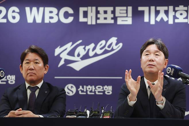 <yonhap photo-3333="">6일 서울 중구 한국프레스센터에서 열린 2026 WBC 대표팀 기자회견에서 류지현 한국 야구 대표팀 감독이 취재진 질문에 답하고 있다.[사진=연합뉴스]</yonhap>