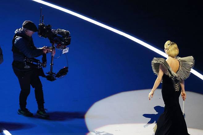 밀라노 코르티나담페초 동계올림픽 개회식이 펼쳐진 밀라노 산 시로 올림픽 스타디움에서 ‘갤럭시 S25 울트라’가 행사를 촬영하는 모습. 사진 게티이미지
