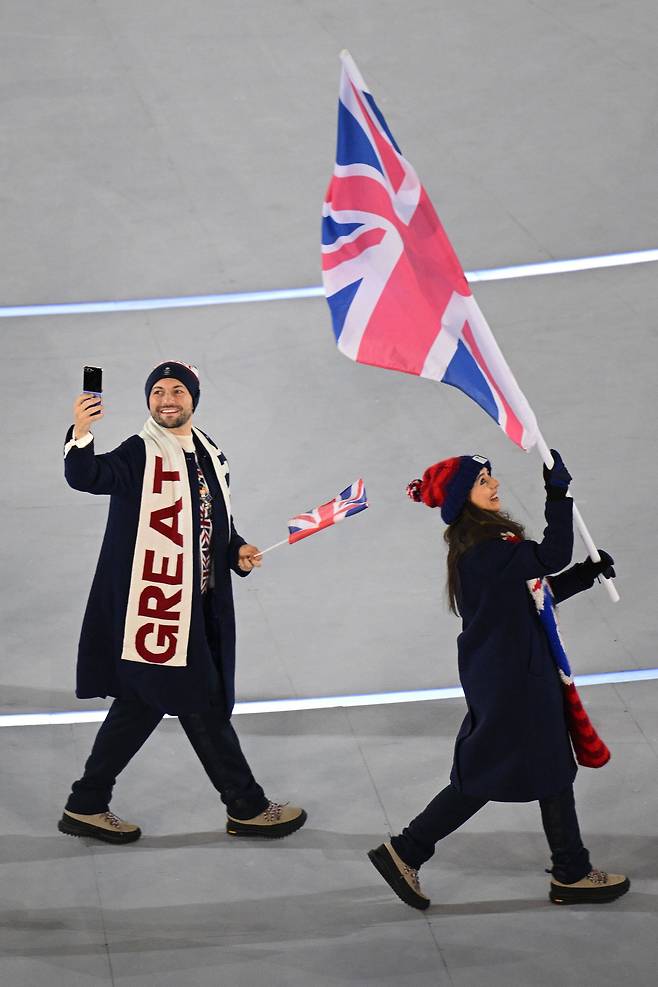 영국 국가대표 선수들이 밀라노 코르티나담페초 올림픽 개회식에서 ‘갤럭시Z 플립7 올림픽 에디션’을 활용해 현장 분위기를 만끽하고 있다. 사진 게티이미지
