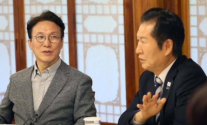 김민석 국무총리가 지난해 10월 12일 서울 종로구 총리공관에서 열린 고위당정협의회에서 더불어민주당 정청래 대표 등 참석자들과 대화하고 있다.