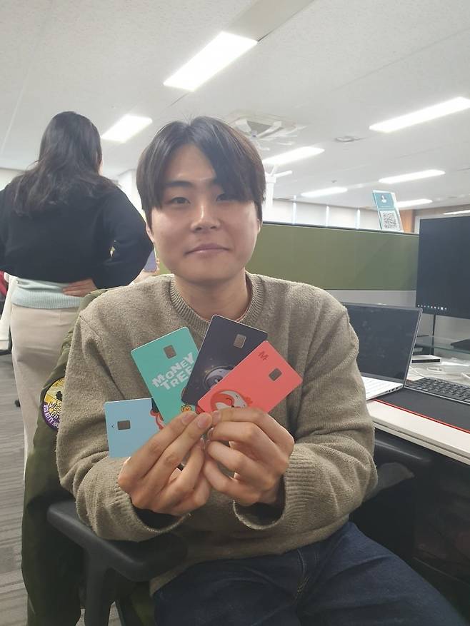 한승제 사원이 카드 디자인 작업 과정을 설명 중이다. 윤현주 기자