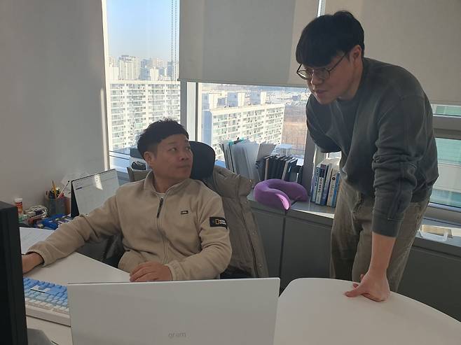 백성근 팀장(왼쪽)과 권용찬 대리가 시스템 운영 관련 회의를 하고 있다. 윤현주 기자