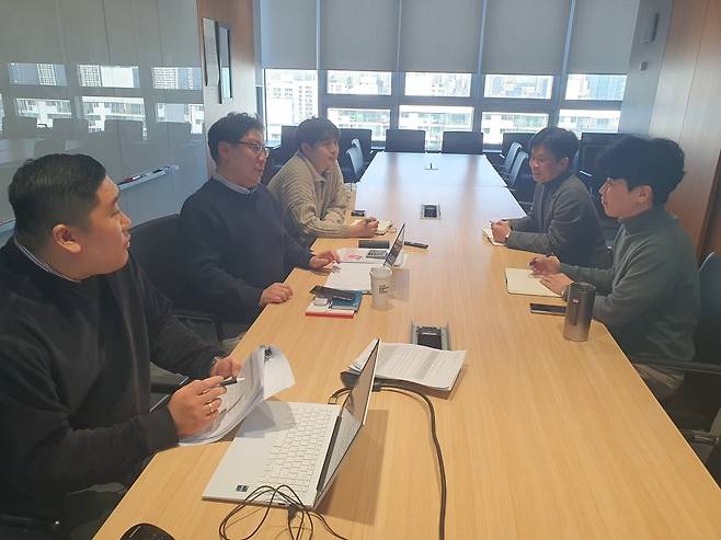 결제사업본부 직원들이 1분기 영업 전략 회의 중이다. 윤현주 기자