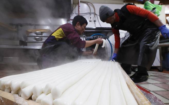 경기 수원시 팔달구 못골시장의 한 떡집에서 상인이 가래떡을 뽑고 있다. 사진=뉴스1
