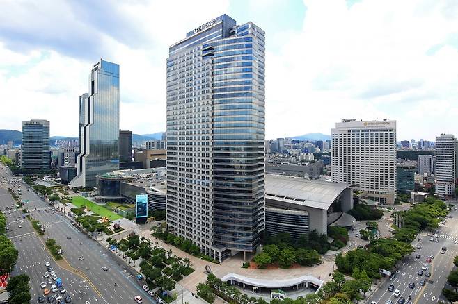 법무법인 화우의 거점인 서울 삼성동 아셈타워 전경. 법무법인 화백이 먼저 입주했고, 화우 출범 뒤 법무법인 우방 구성원들도 이곳에 합류했다. 화우 제공