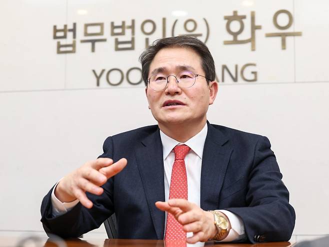 이명수 화우 대표변호사가 한국경제신문과 인터뷰하고 있다. ‘금융통’으로 꼽히는 이 대표의 취임 이후 2년간 화우는 35%의 고속 성장률을 기록했다. 임형택 기자