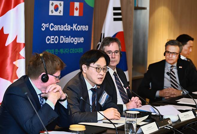 지난 1월 26일(현지시간) 캐나다 토론토 파크 하얏트호텔에서 양국의 전략 산업 협력 방안을 주제로 열린 제3차 한-캐나다 CEO 대화에서 김정관 산업통상자원부 장관이 발언하고 있다. 연합뉴스