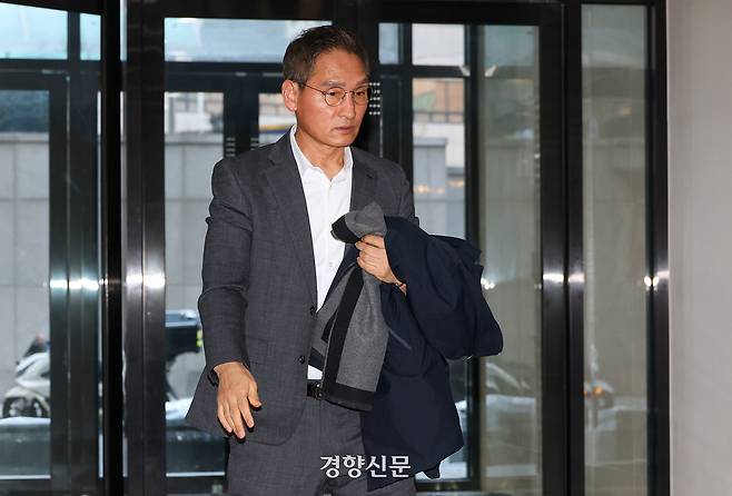 검찰의 쿠팡 수사 무마·퇴직금 미지금 의혹 등을 수사하는 안권섭 상설특별검사가 서울 서초구 특검 사무실로 들어서고 있다. 권도현 기자