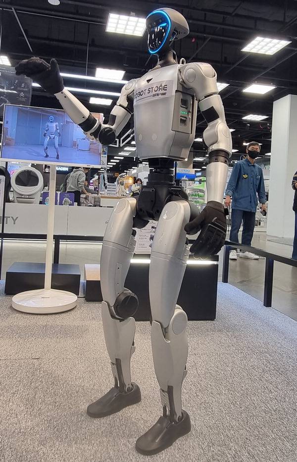 휴머노이드 로봇 G1이 일렉트로마트 매장에서 시연 중이다. 정옥재 기자