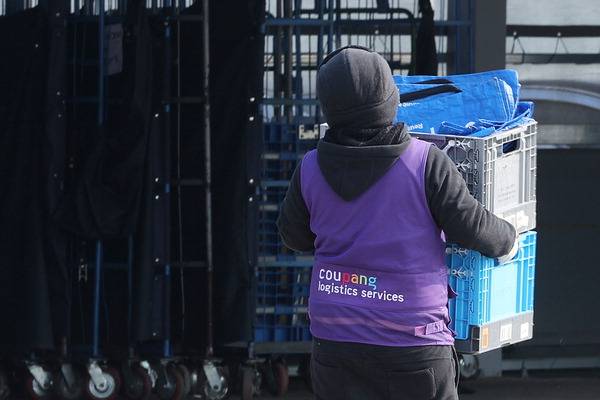 서울의 쿠팡 물류센터에서 노동자가 배송할 물품을 옮기고 있다. 연합뉴스