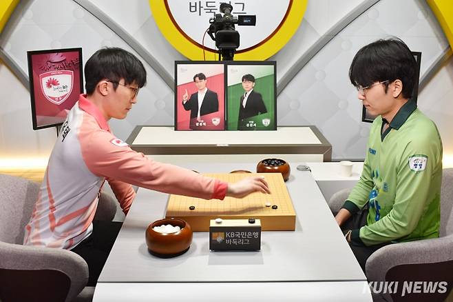 강유택 9단(왼쪽)이 신진서 9단과 전승자 대결을 제압하면서 이번 시즌 13라운드까지 유일한 무패자로 기록됐다. 쿠키뉴스 자료사진