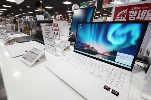 메모리 반도체 수요가 폭증하면서 스마트폰과 PC 등 주요 IT 기기 가격이 줄줄이 오를 것이라는 전망속에 25일 서울의 한 마트에서 관계자가 노트북을 살펴보고 있다. [연합뉴스]