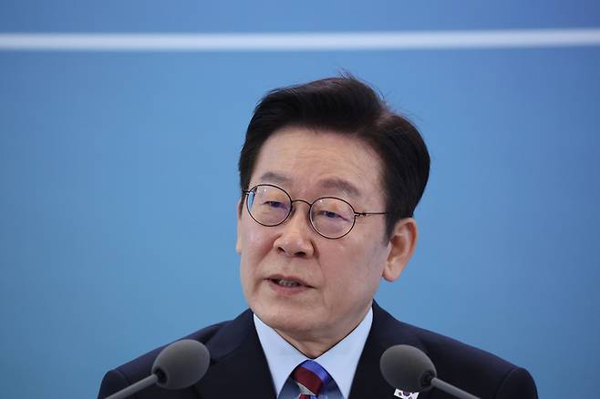 이재명 대통령이 6일 창원 성산구 창원컨벤션센터에서 열린 ‘경남의 마음을 듣다’ 타운홀미팅 간담회에서 발언하고 있다. [연합뉴스]