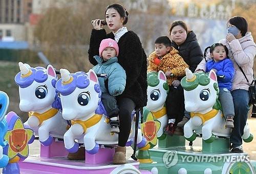 중국 안후이성 푸양에서 여가를 보내고 있는 중국 부모들과 어린이들. [AFP 연합뉴스]