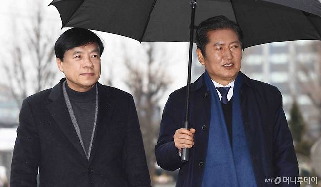 [서울=뉴시스] 김근수 기자 = 국회 측 청구인 정청래 국회 법제사법위원회 위원장과 이성윤 더불어민주당 의원이 12일 서울 종로구 헌법재판소에서 열린 최재해 감사원장 탄핵심판 첫 변론기일에 출석하고 있다. 2025.02.12. ks@newsis.com /사진=김근수