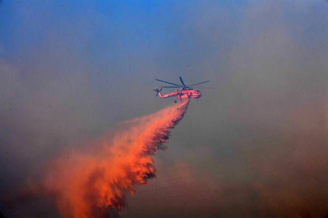 8일 오전 경북 경주시 문무대왕면 입천리에서 발생한 산불이 강풍을 타고 확산되고 있는 가운데 산림청 초대형 진화헬기가 진화 작업을 벌이고 있다. /사진 = 뉴스1