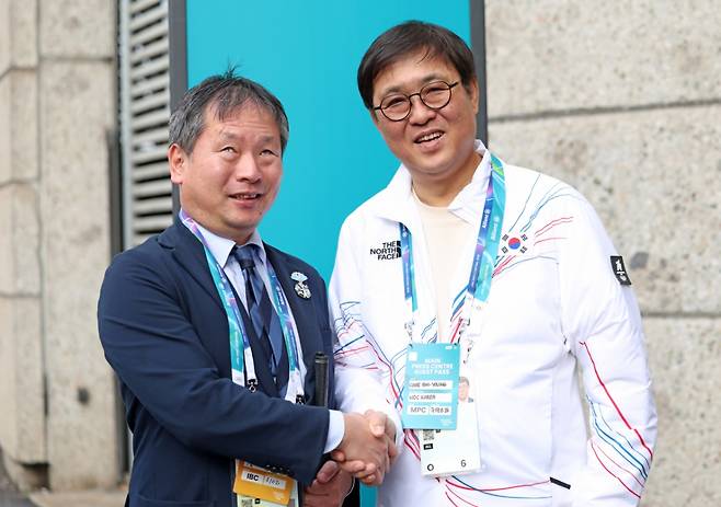 최휘영 문화체육관광부 장관(오른쪽)이 7일(현지시간) 2026 밀라노-코르티나 동계올림픽이 열리고 있는 이탈리아 밀라노의 밀라노 컨벤션 센터에 마련된 메인프레스센터(MPC)와 국제방송센터(IBC) 방문 중에 카와이 쥰이치 일본 스포츠청장을 만나 인사를 나누고 있다. /사진제공 = 문화체육관광부