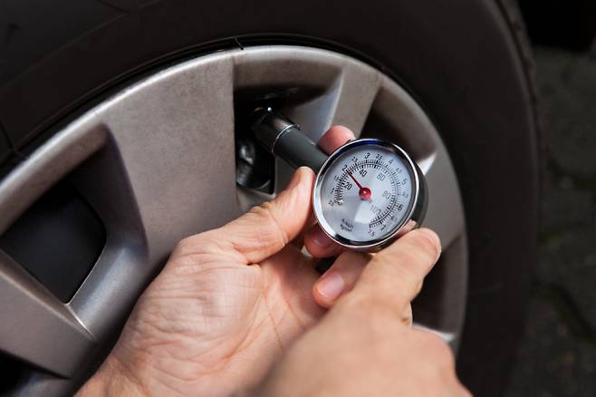 겨울철에는 기온 하강에 따른 압력 감소를 감안해 냉간(Cold Tire Pressure) 기준으로 타이어 제조사 권장치보다 2~3psi 정도 여유를 두고 보충하는 것이 좋다. 사진은 기사 내용과 관련 없음. /사진=클립아트코리아