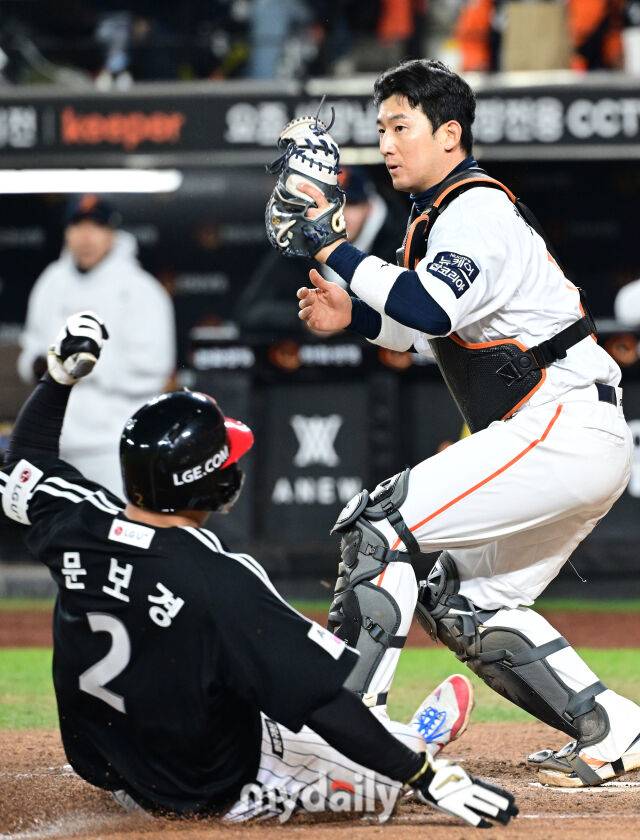 31일 오후 대전 한화생명 볼파크에서 진행된 '2025 신한 SOL Bank KBO 한국시리즈 5차전' LG트윈스-한화 이글스와의 경기. 한화 최재훈이 5회초 1사 만루에서 구본혁의 내야 땅볼 때 3루주자 문보경을 포스아우 시키고 있다./마이데일리