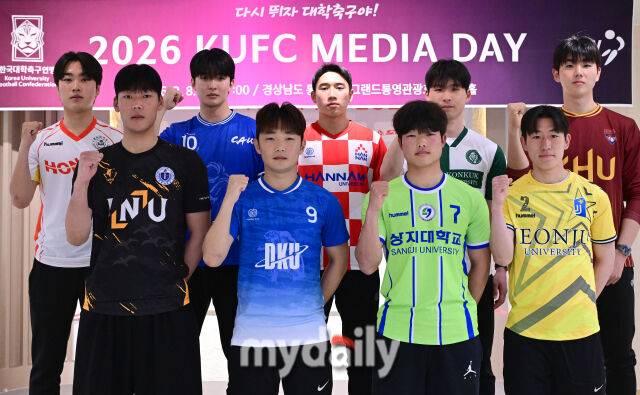 2026년 2월 8일 오후 경상남도 통영시 더그랜드통영관광호텔 에버홀에서 '약속의 땅 통영, 제62회 춘계대학축구연맹전' 미디어데이가 열렸다.미디어데이에 참석한 선수들이 화이팅을 외치고 있다.한국대학축구연맹과 통영시가 주최하고 통영시축구협회가 주관하는 '약속의 땅 통영, 제62회 춘계대학축구연맹전'은 전국 대학 축구단 80개 팀이 참가한다. 조 추첨을 통해 '한산대첩기'와 '통영기' 2개 리그로 나눠 오는 9일부터 22일까지 통영산양스포츠파크에서 조별 예선과 결선 토너먼트를 진행한 뒤 결승전은 통영공설운동장에서 열린다./통영=유진형 기자