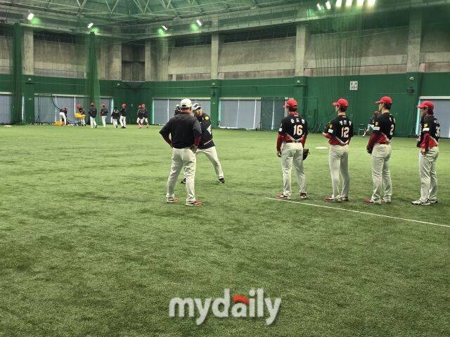 이범호 감독과 내야수들/아마미오시마(일본)=김진성 기자 kkomag@mydaily.co.kr