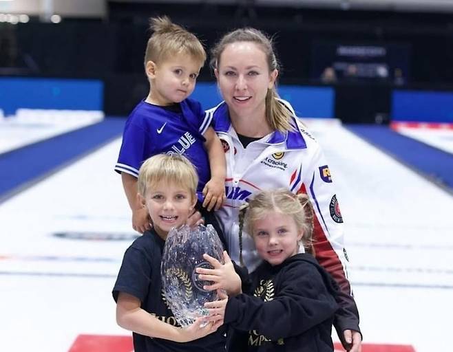 세 아이의 엄마인 캐나다 컬링 국가대표 레이철 호먼(오른쪽 ) [본인 SNS 캡처]