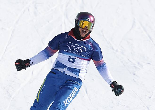 8일(현지 시각) 이탈리아 리비뇨 스노파크에서 열린 2026 밀라노-코르티나담페초 동계올림픽 스노보드 남자 평행 대회전 8강에 출전한 김상겸이 4강 진출에 성공한 뒤 기뻐하고 있다. [연합]