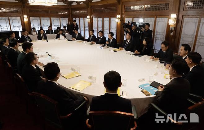 [서울=뉴시스] 배훈식 기자 = 김민석 국무총리와 강훈식 대통령 비서실장, 정청래 더불어민주당 대표 등이 9일 오후 서울 종로구 국무총리공관에서 고위당정협의회를 하고 있다. (공동취재) 2025.11.09. photo@newsis.com