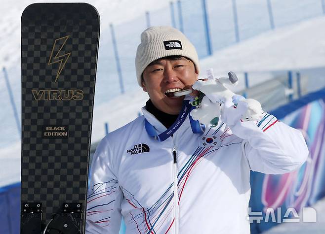 [리비뇨=뉴시스] 김근수 기자 = 스노보드 김상겸(왼쪽)이 8일(현지 시간) 이탈리아 리비뇨 스노우파크에서 열린 2026 밀라노·코르티나 담페초 동계올림픽 스노보드 남자 평행대회전 시상식을 마친 뒤 은메달 들고 포즈를 취하고 있다. 2026.02.08. ks@newsis.com