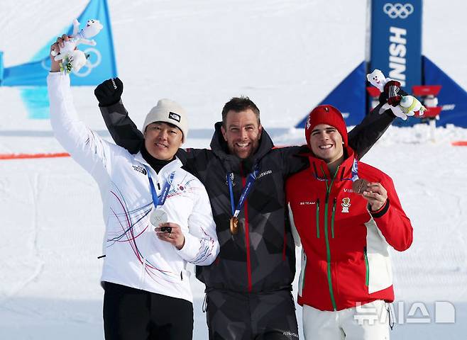 [리비뇨=뉴시스] 김근수 기자 = 스노보드 김상겸(왼쪽)이 8일(현지 시간) 이탈리아 리비뇨 스노우파크에서 열린 2026 밀라노·코르티나 담페초 동계올림픽 스노보드 남자 평행대회전 시상식에서 은메달을 들고 포즈를 취하고 있다. 2026.02.08. ks@newsis.com