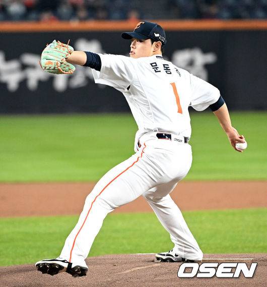 [OSEN=대전, 이대선 기자] 31일 대전 한화생명볼파크에서 2025 신한 SOL Bank KBO리그 포스트시즌 한국시리즈 5차전 한화 이글스와 LG 트윈스의 경기가 열렸다. 이날 경기에 한화는 문동주를, LG는 톨허스트를 선발투수로 내세웠다. 1회초 무사에서 한화 선발투수 문동주가 역투하고 있다. 2025.10.31 /sunday@osen.co.kr