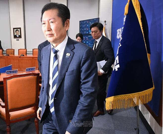 정청래 더불어민주당 대표가 3일  국회에서 1인 1표제 관련 당헌 개정안 중앙위원회 가결에 따른 입장을 밝히고 있다.2026.2.3 안주영 전문기자