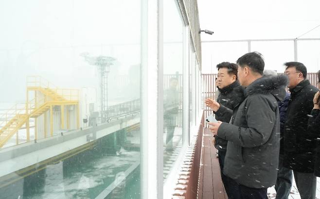 오영훈 제주지사가  공항  출발 대합실을 거쳐 4층 옥상정원으로 이동해 활주로 제설작업 현장을 직접 확인하고 있다. 제주도 제공