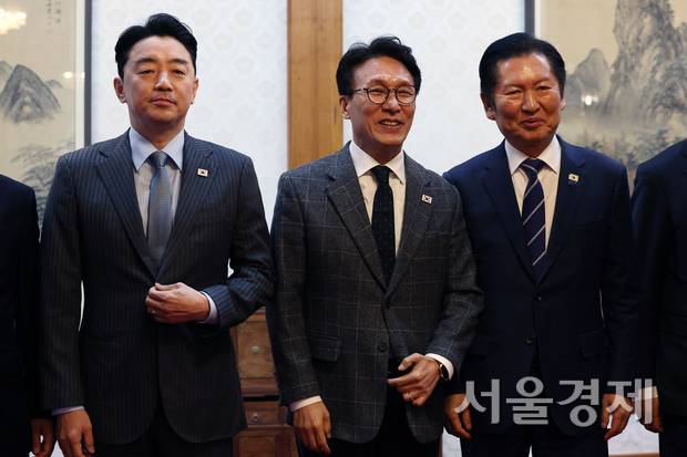 고위당정협의회가 8일 오후 서울 종로구 국무총리 공관에서 열려 참석자들이 기념촬영을 하고 있다. 왼쪽부터 강훈식 대통령 비서실장, 김민석 국무총리, 정청래 더불어민주당 대표.  조태형 기자