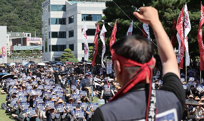 2025년 9월3일 현대자동차 울산공장 본관 앞에서 열린 현대차 노조의 총파업 결의대회에서 조합원들이 구호를 외치고 있다. 이날 노조는 임금 및 단체협약 교섭 난항으로 부분 파업에 들어갔다. ⓒ연합뉴스