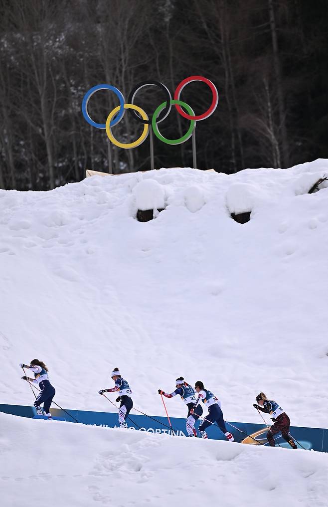 여자 크로스컨트리 선수들이 7일(한국시간) 이탈리아 테세로에서 열린 2026밀라노·코르티나담페초동계올림픽 크로스컨트리 여자 10㎞ +10㎞ 스키애슬론에서 역주하고 있다. 한국 국가대표 이의진과 한다솜은 아쉽게 완주에 실패했다. 테세로|신화 뉴시스